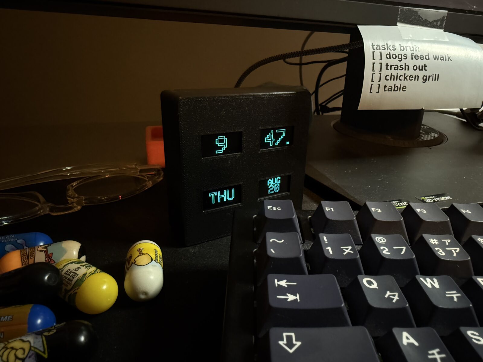 4 square V1 on the desk