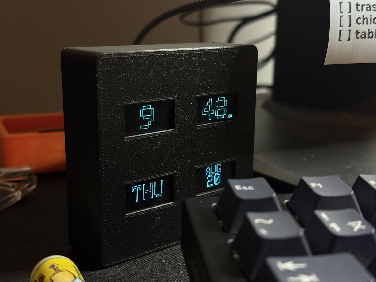 4 square desk display
